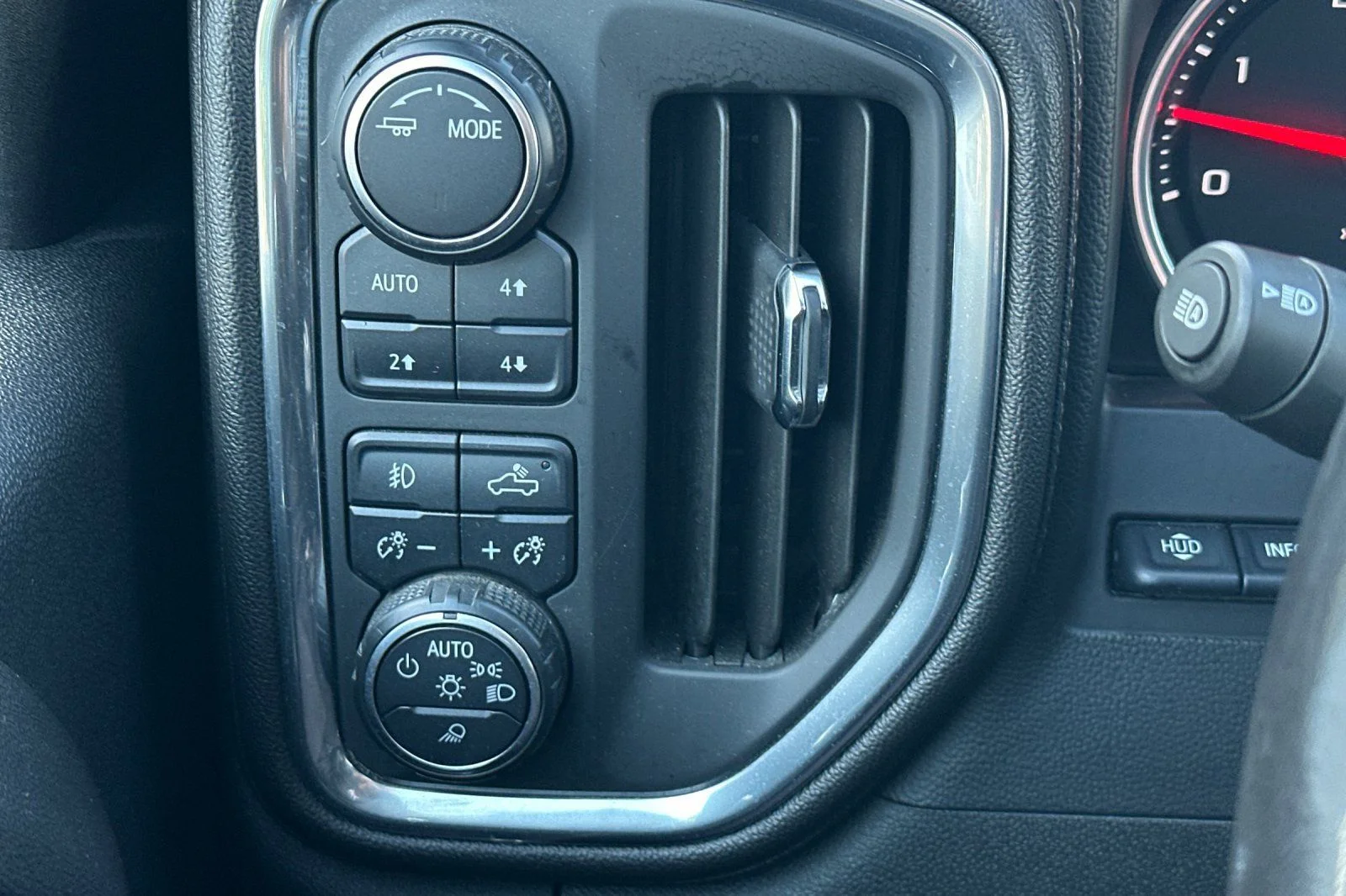 Used 2020 Iridescent Pearl Tricoat Chevrolet High Country image 29