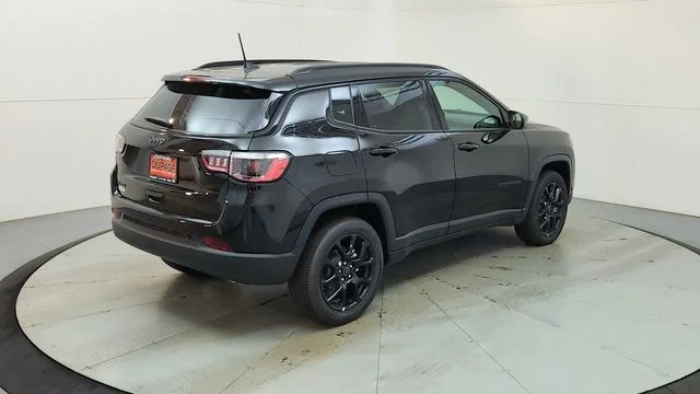 New 2026 Diamond Black Crystal Pearlcoat Jeep Latitude image 10