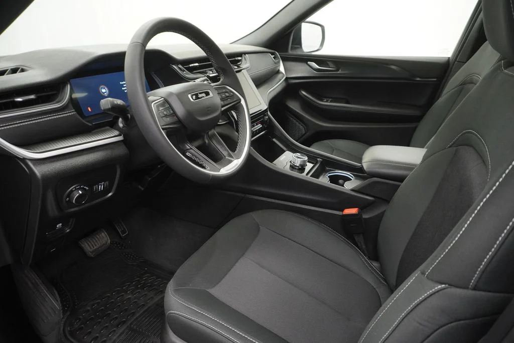 Used 2025 White Jeep Laredo X image 17