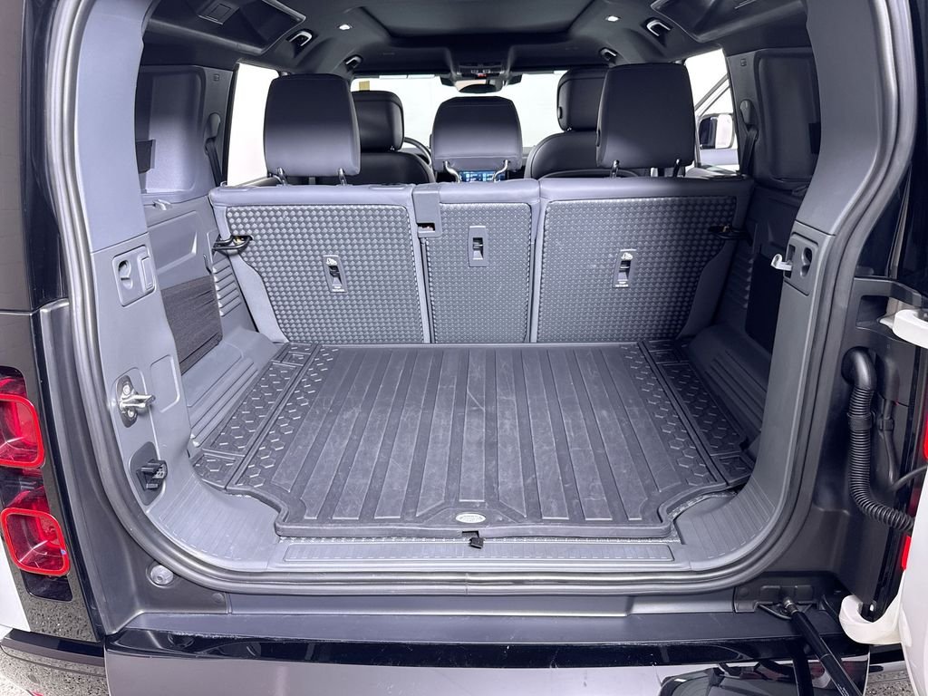 Used 2023 White Land Rover X-Dynamic SE image 21