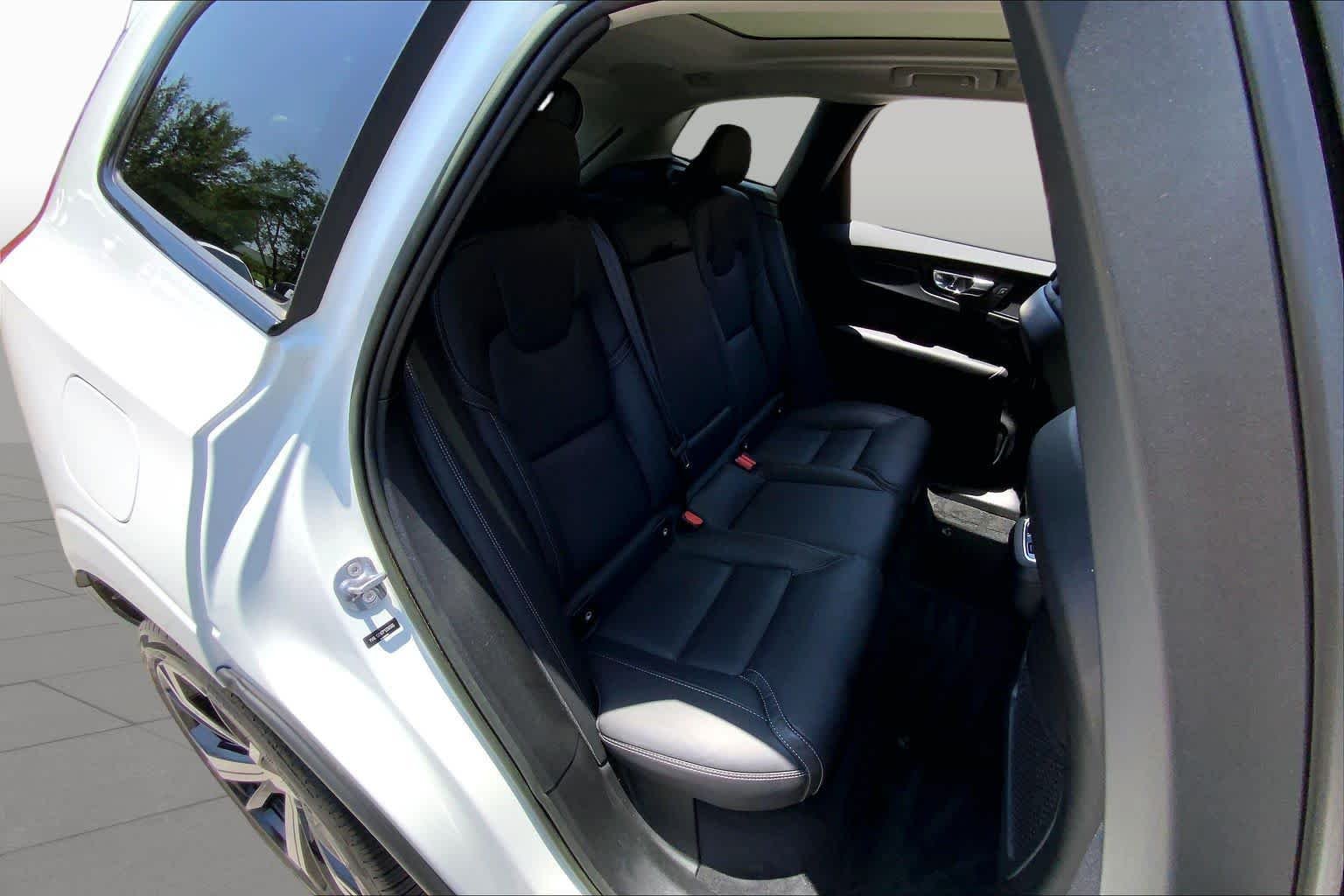 Used 2023 Crystal White Metallic Volvo Ultimate Dark Theme image 21
