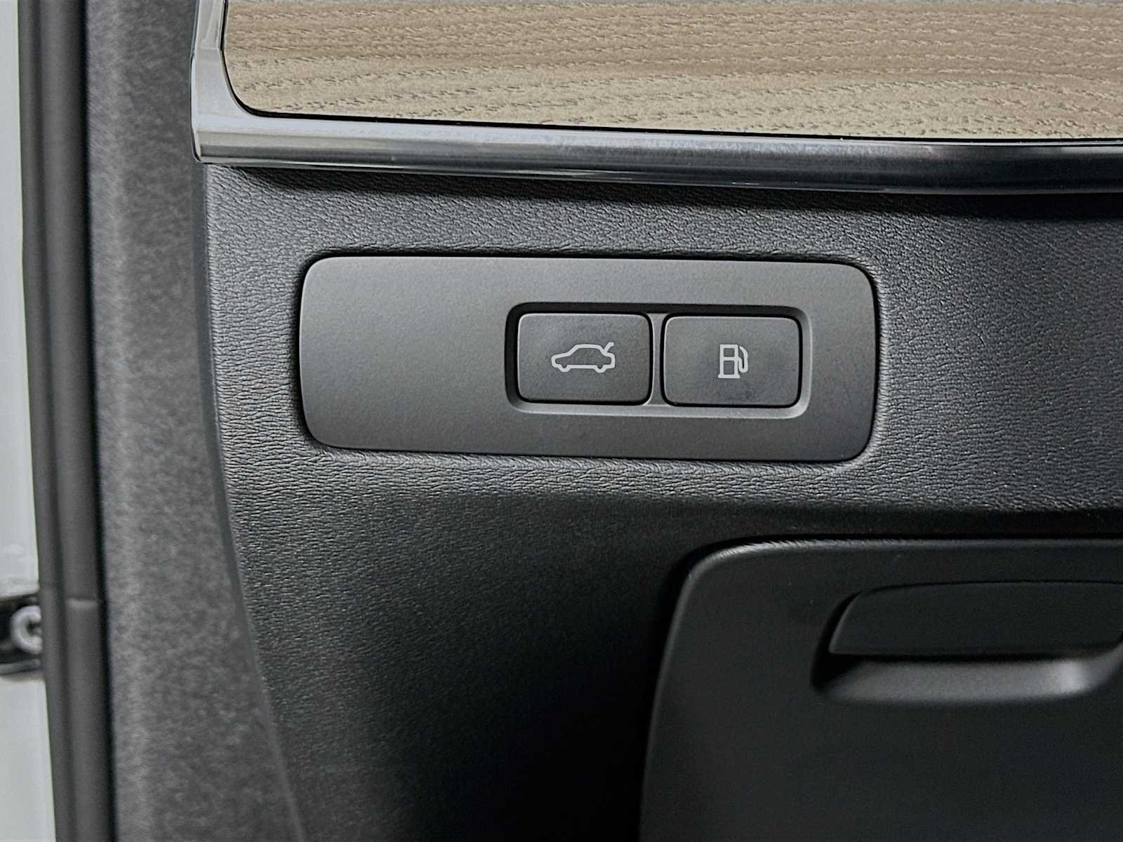 Certified Used 2025 Crystal White Volvo Plus image 10