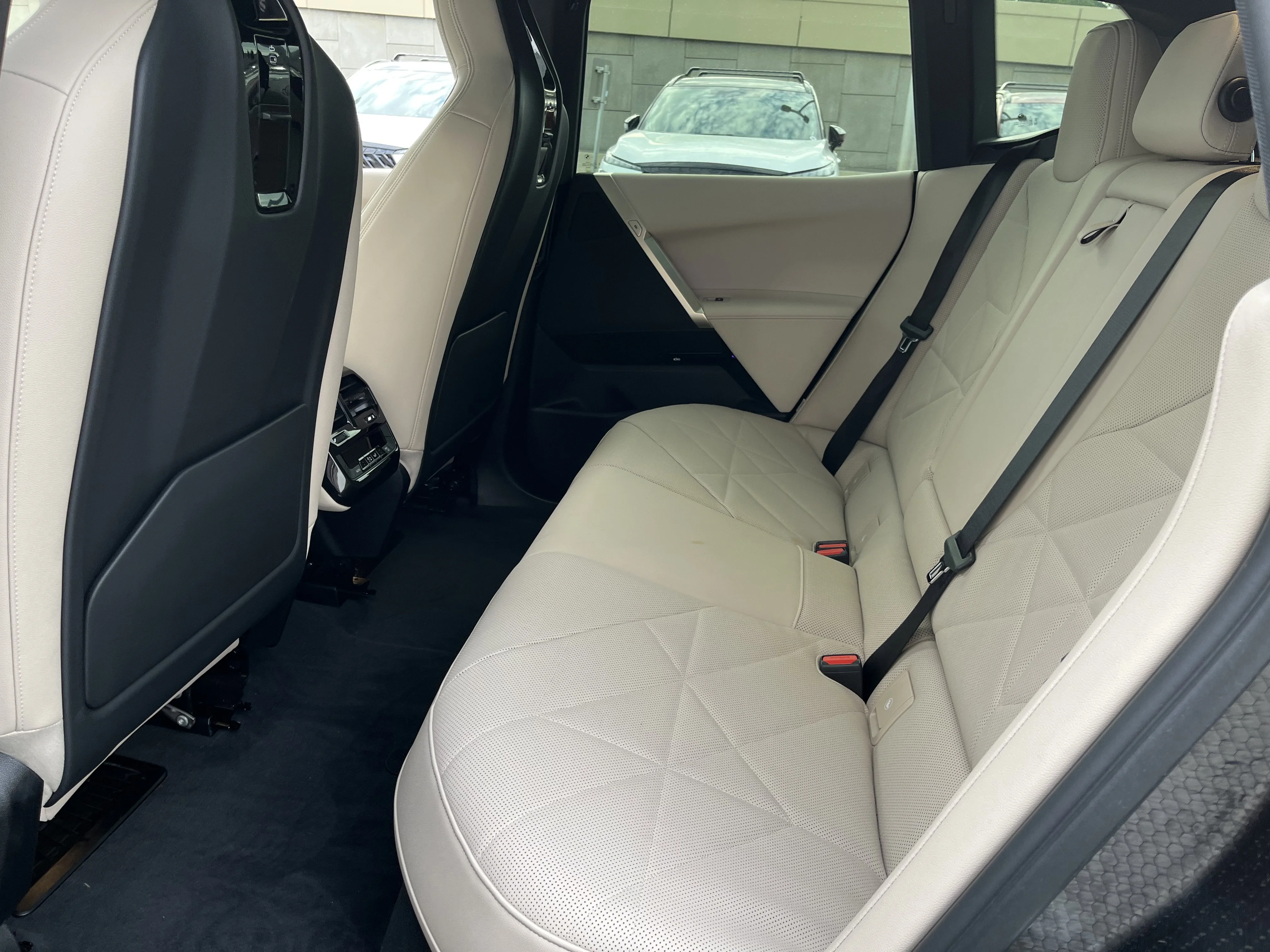 Used 2025 Blue Ridge Mountain Metallic BMW xDrive50 image 18