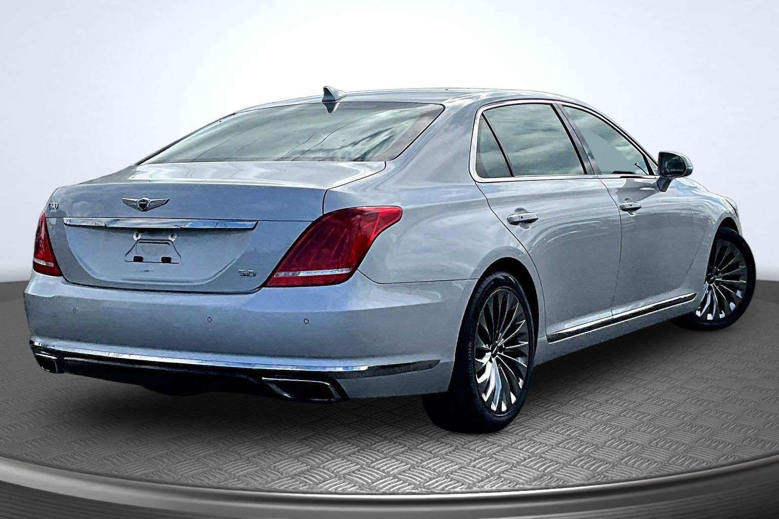 Used 2017 Silver Genesis 5.0 Ultimate image 5