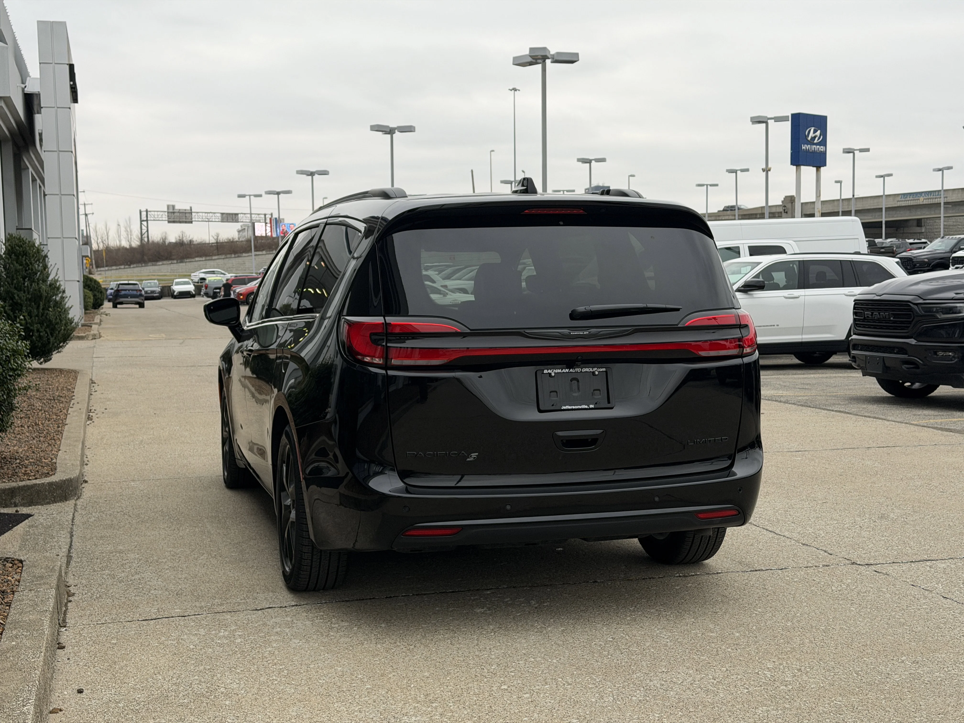 2026 Chrysler Pacifica Limited - Photo 7