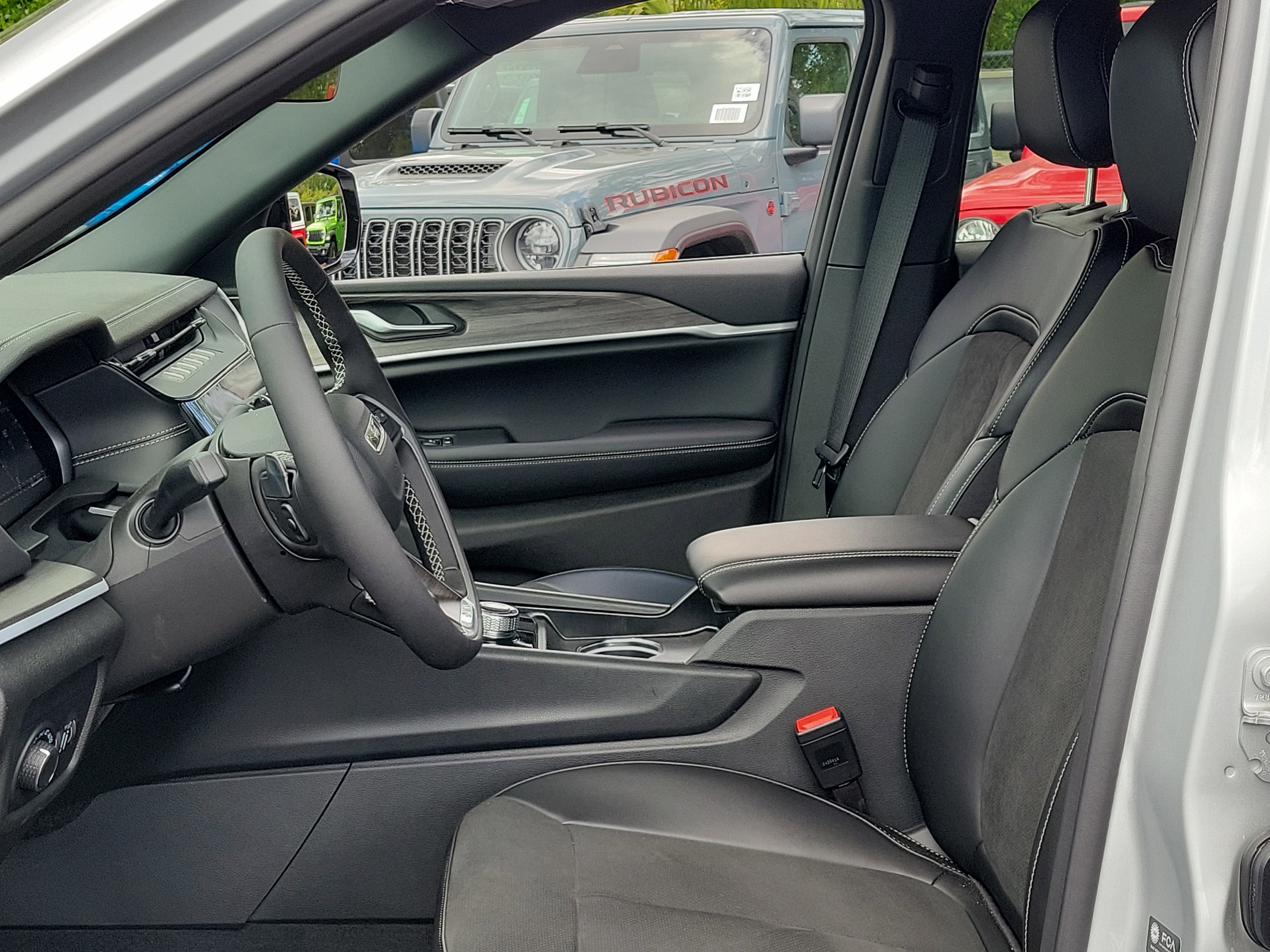 New 2026 Silver Zynith Exterior Paint Jeep Laredo Altitude image 18