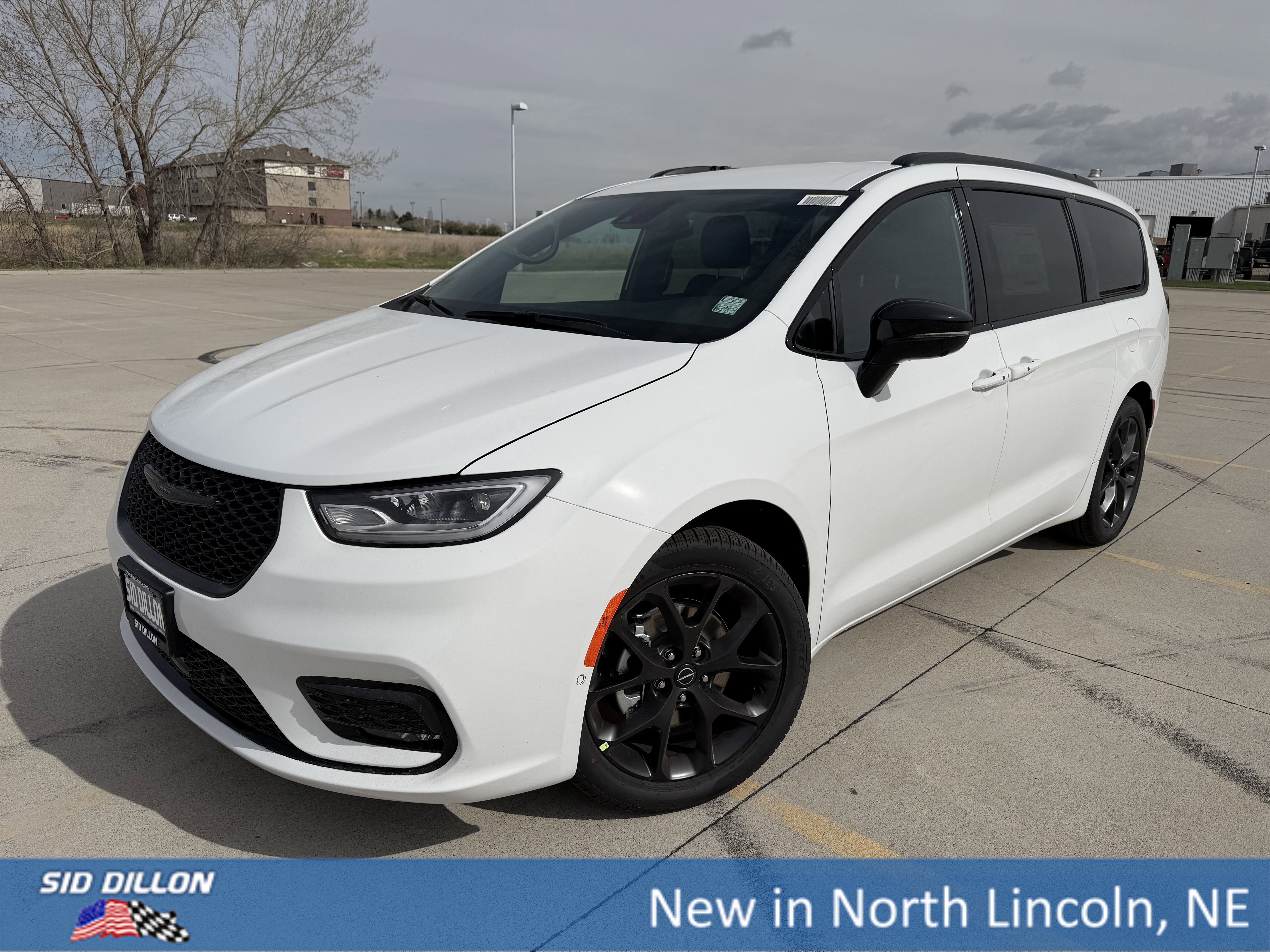 2026 Chrysler Pacifica Select's photo