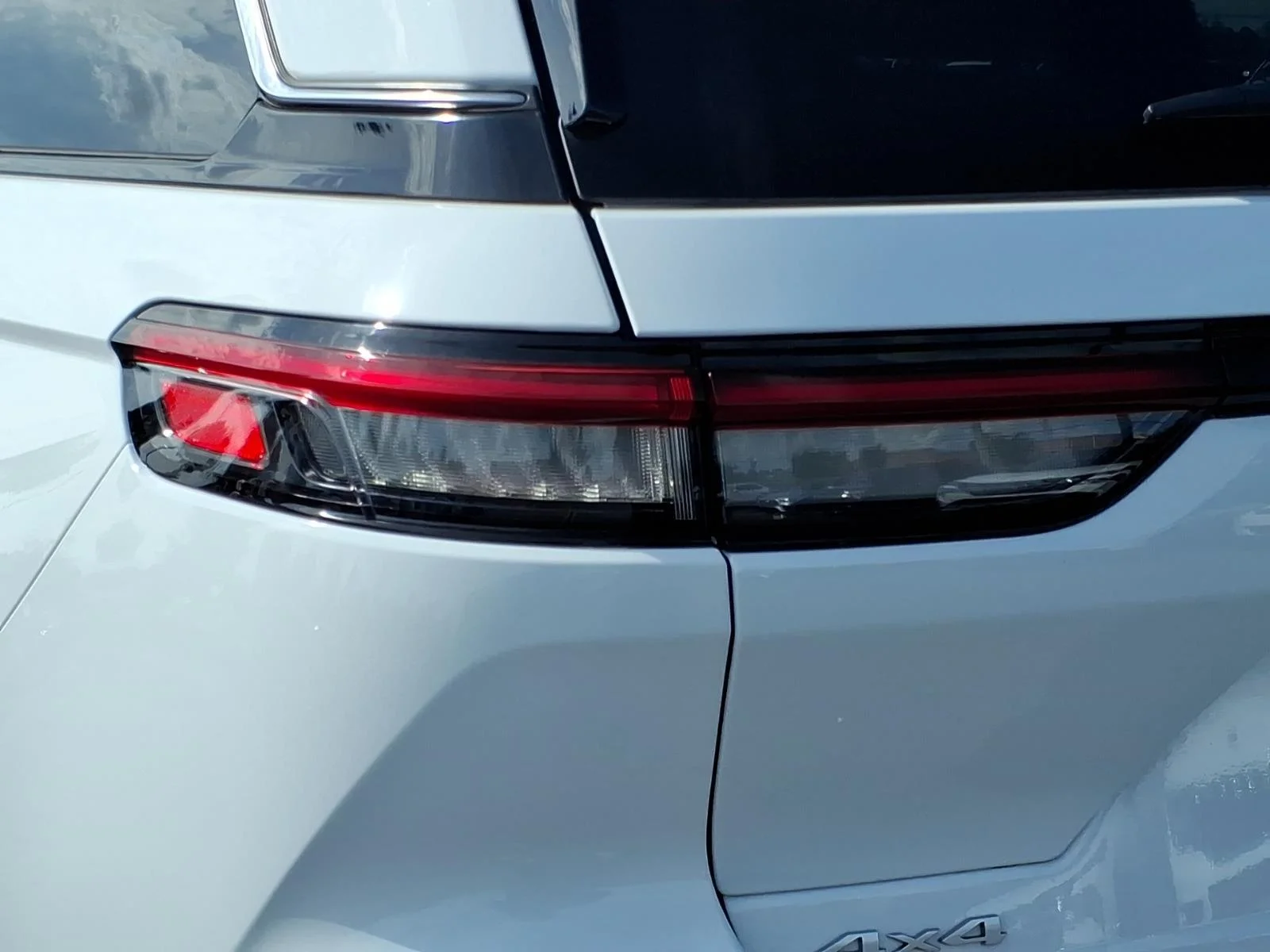 Used 2024 WHITE JEEP OVRLND image 18