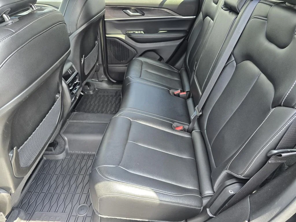 Used 2023 Diamond Black Crystal Pearlcoat Jeep Limited image 10
