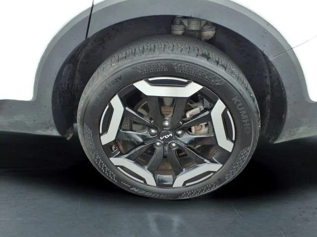 Used 2025 White Kia S image 12