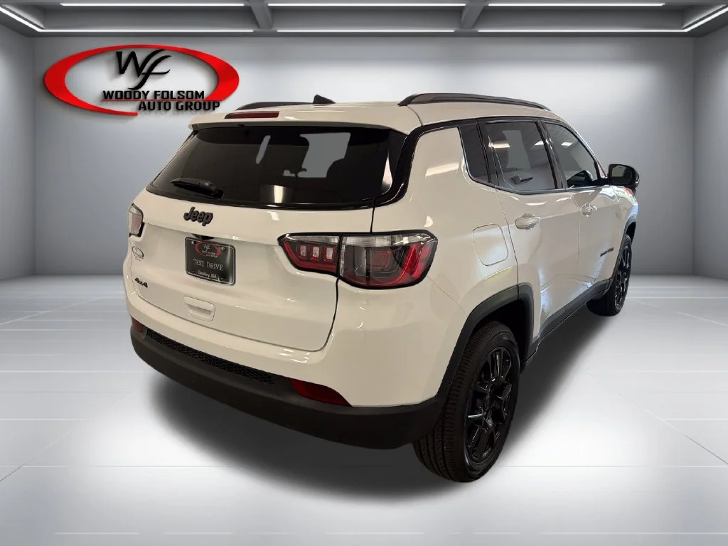 New 2027 White Jeep Latitude image 6