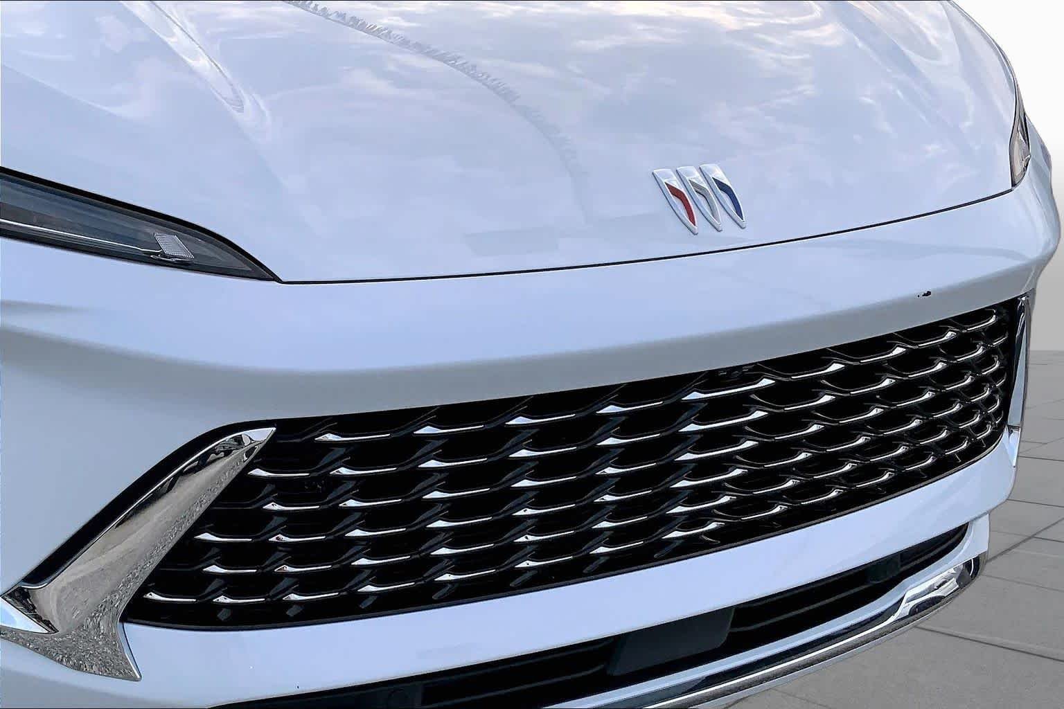 Used 2026 Iridescent White Tricoat Buick Avenir image 27