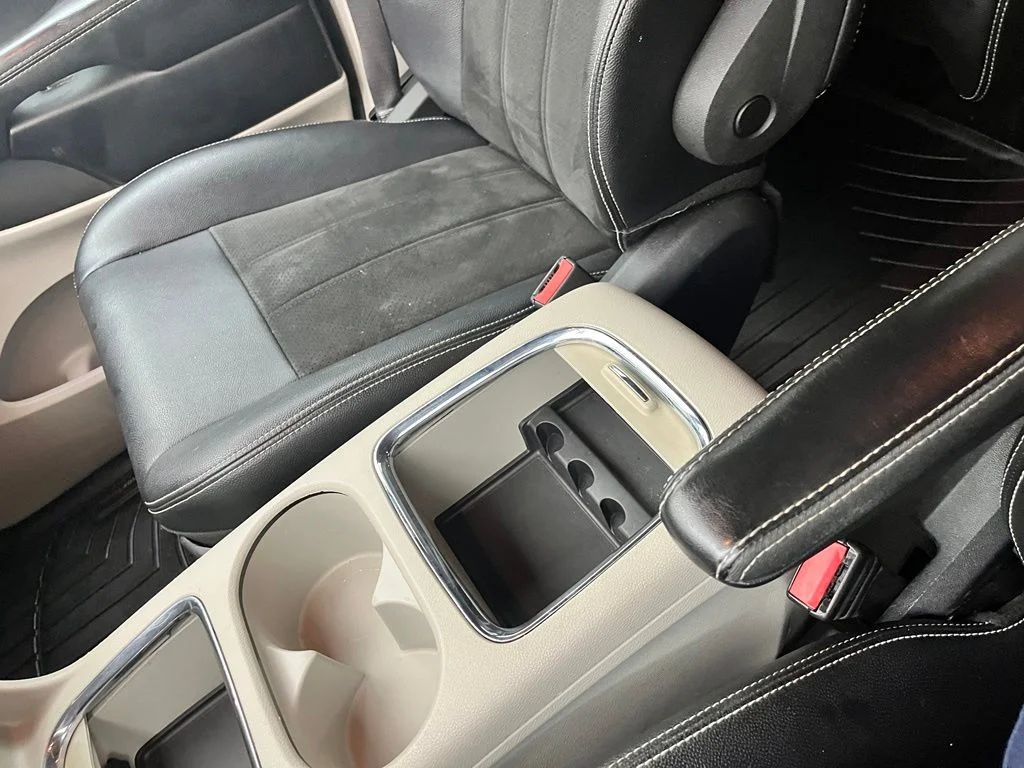 Used 2019 Black Dodge SXT image 29