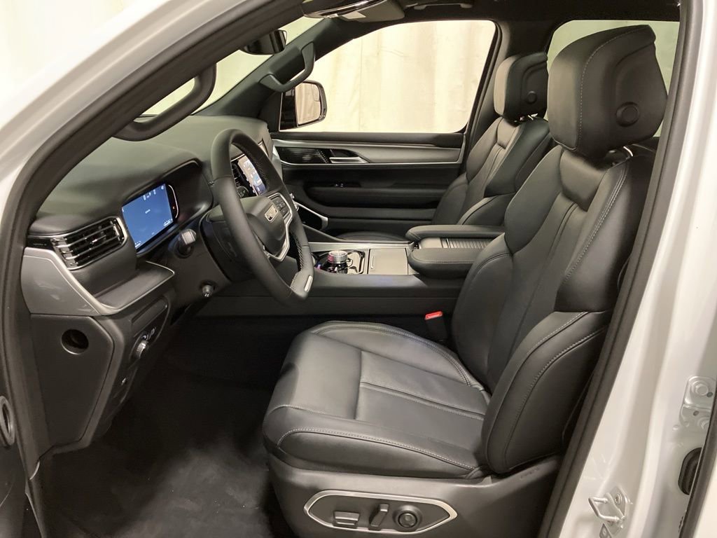 New 2026 Bright White Clear-Coat Exterior Paint Jeep Limited Altitude image 11