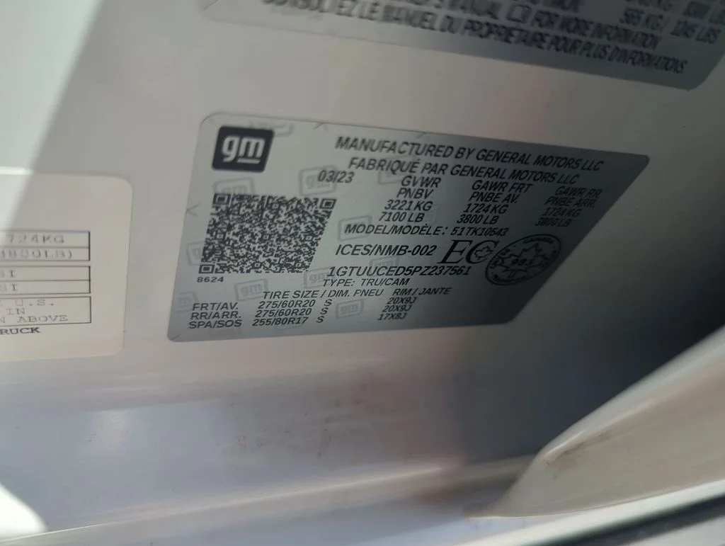 Used 2023 White GMC Elevation image 31