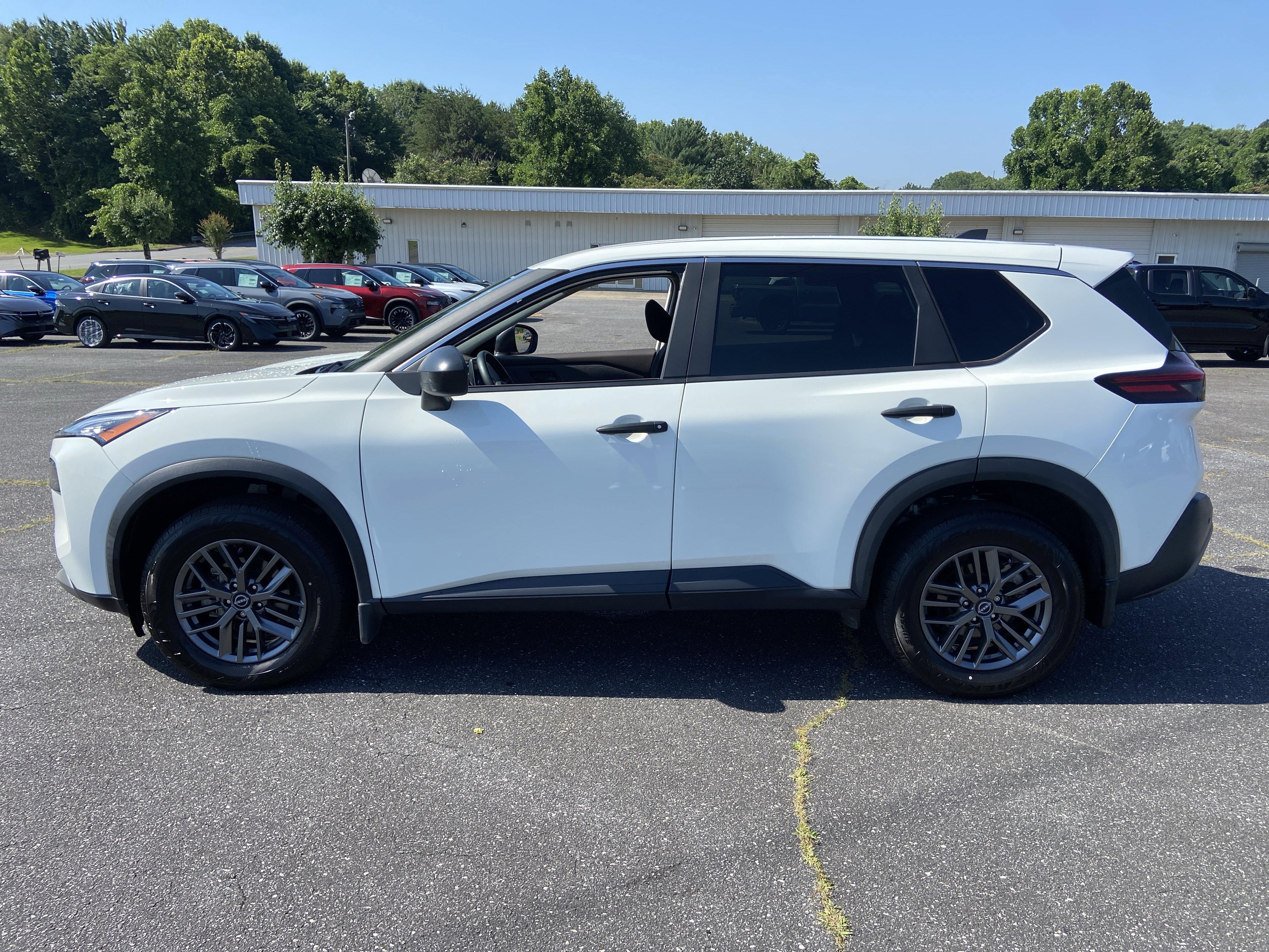 Used 2023 Glacier White Nissan S image 7