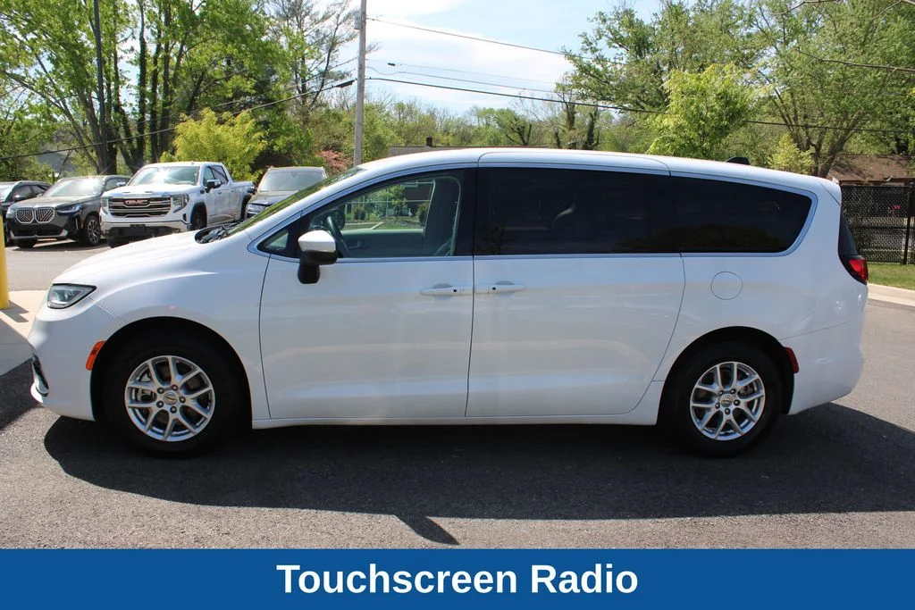 Used 2023 Bright White Clearcoat Chrysler Touring L image 12