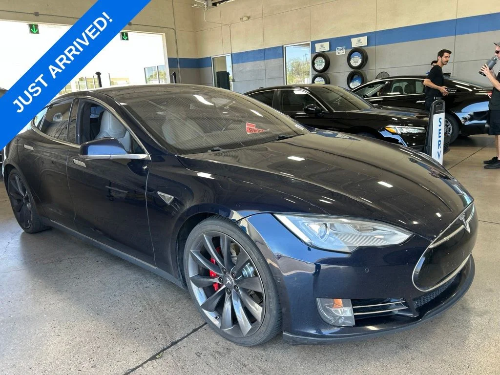 Used 2015  Tesla  image 2