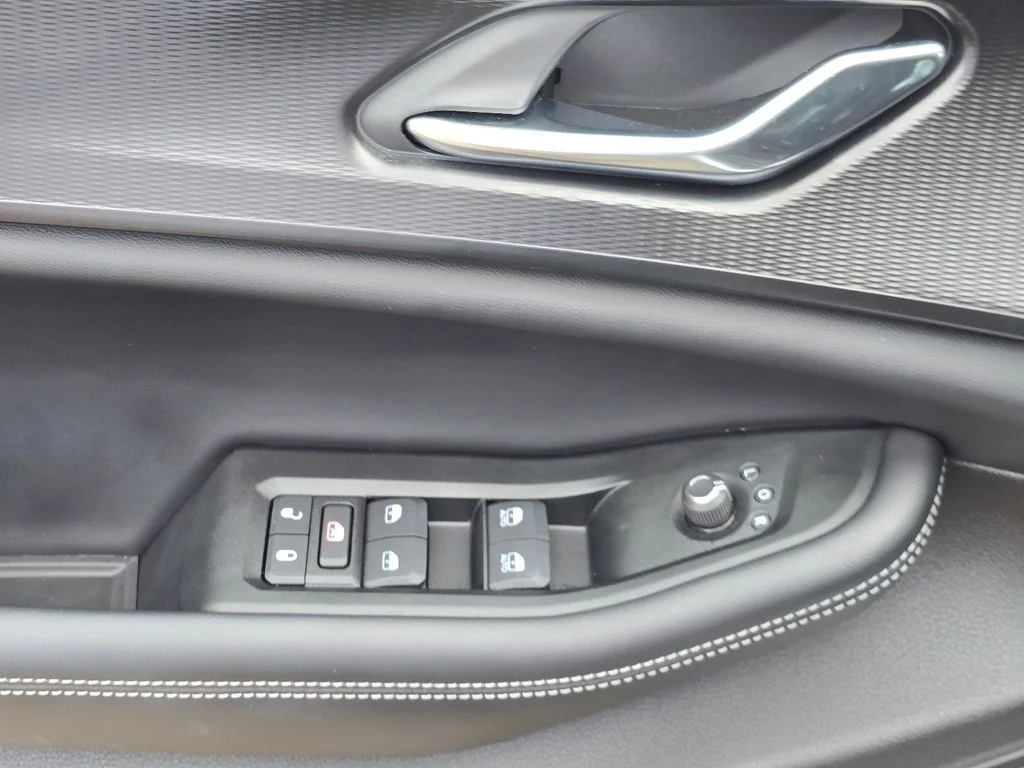 Used 2025 Silver Jeep Laredo image 13