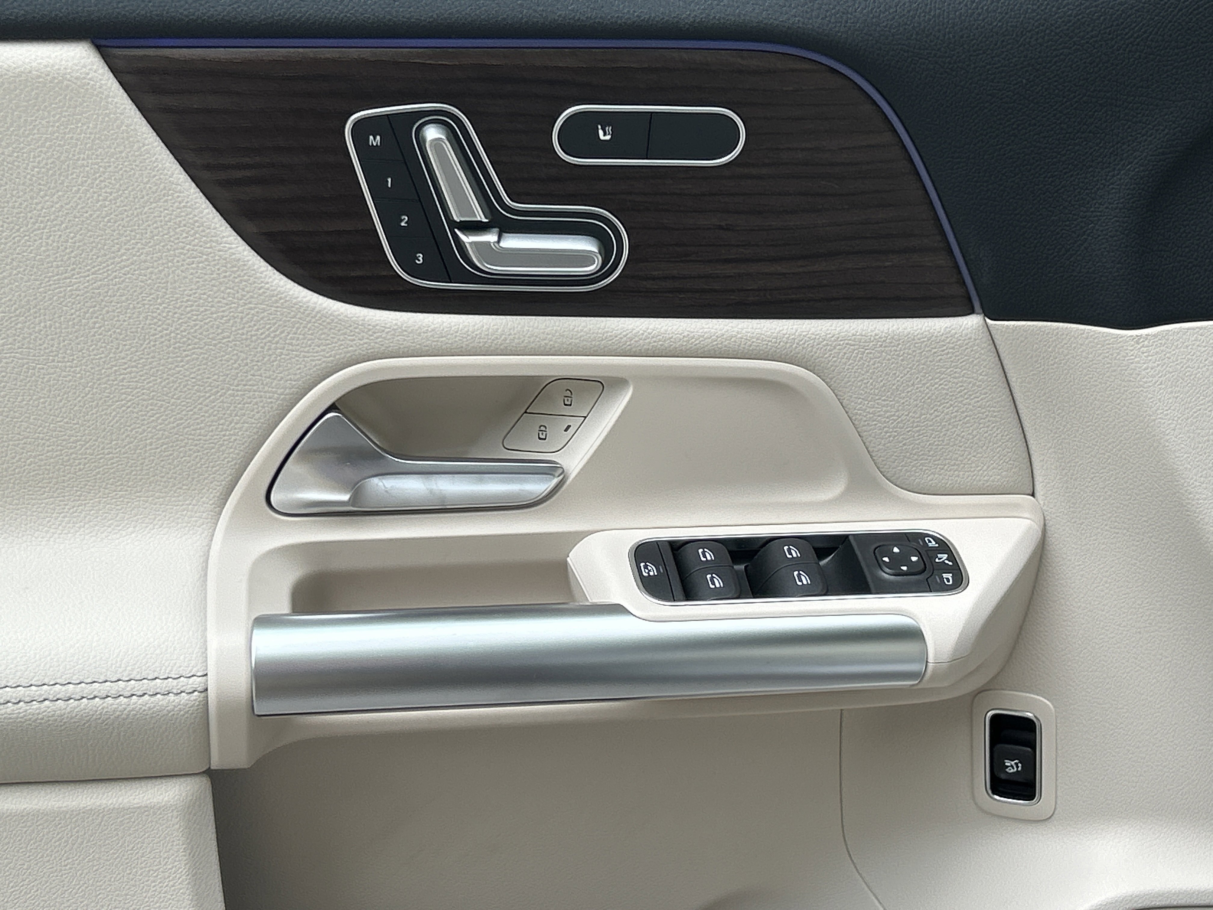New 2026 Mountain Grey Metallic Mercedes-Benz GLA 250 SUV image 16