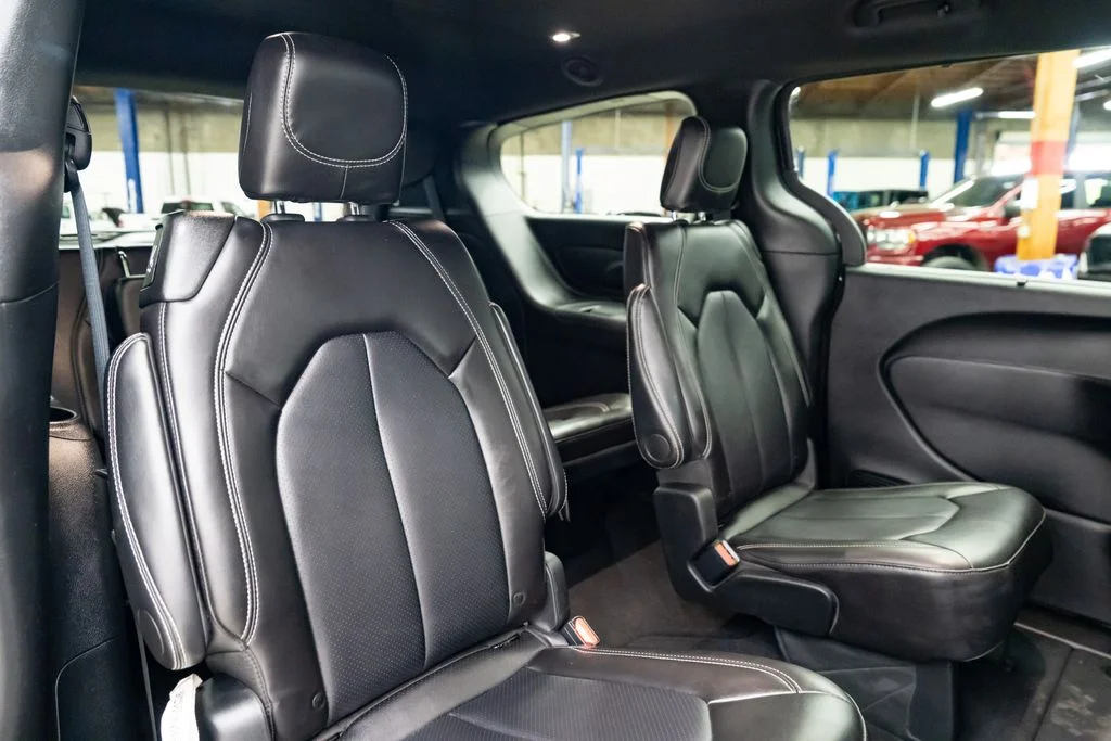Used 2025 Black Chrysler Select image 30