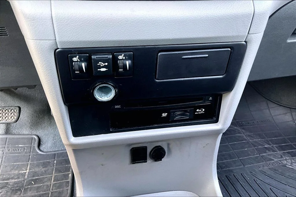 Used 2020 White Toyota XLE Premium image 15