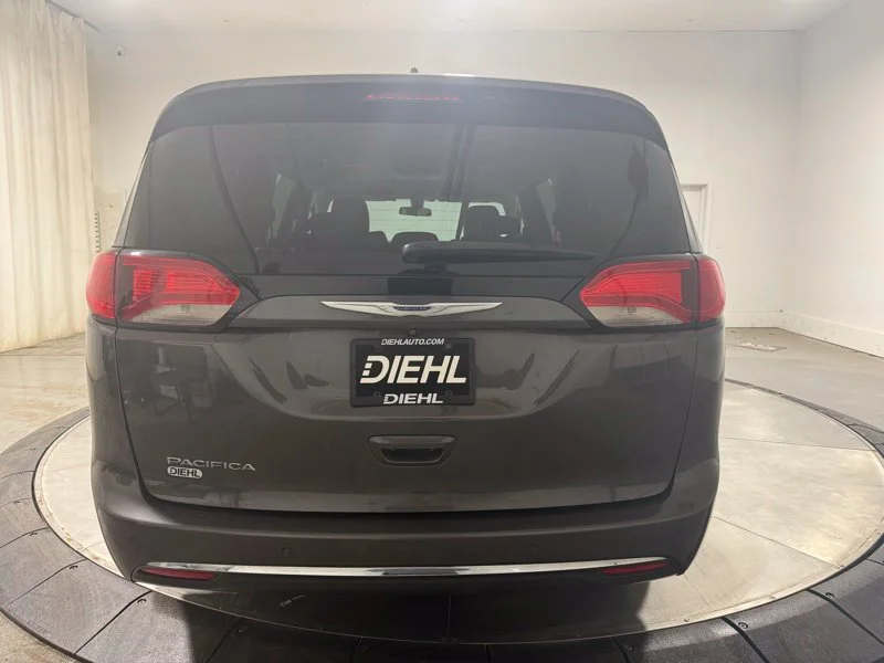 Used 2018 Gray Chrysler Touring L image 6