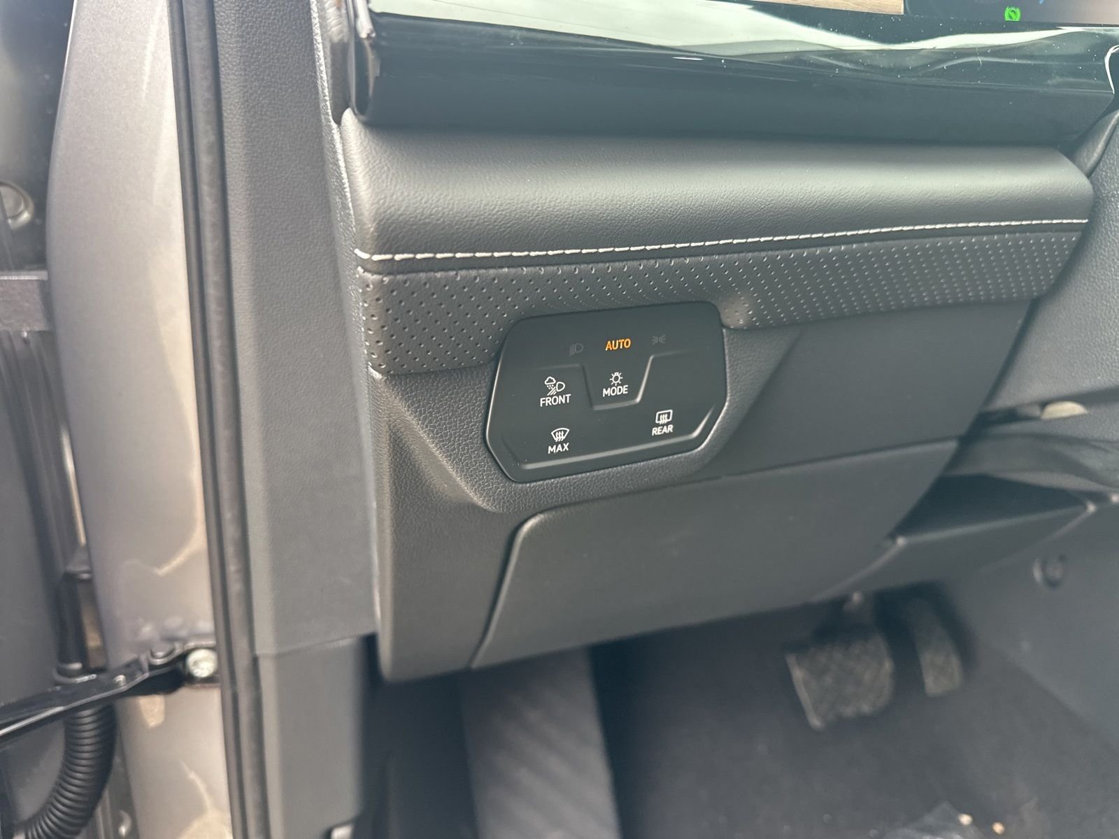 New 2026 Silver Volkswagen 2.0T SE w/Technology image 13