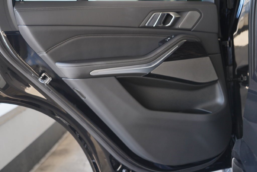 New 2026 Black Sapphire Metallic BMW xDrive40i image 32