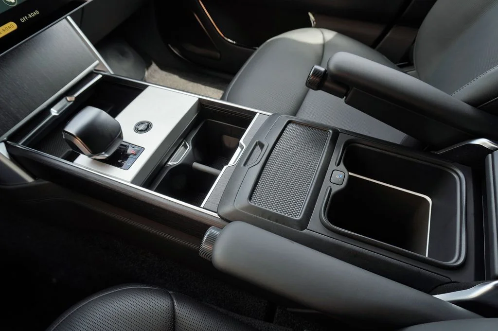 New 2026 Obsidian Black in Gloss Finish Land Rover SV image 36