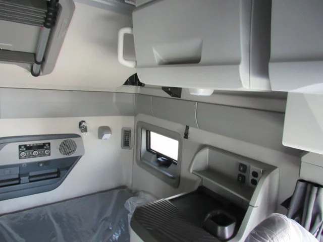 New 2027 GLACIER WHITE Volvo  image 7