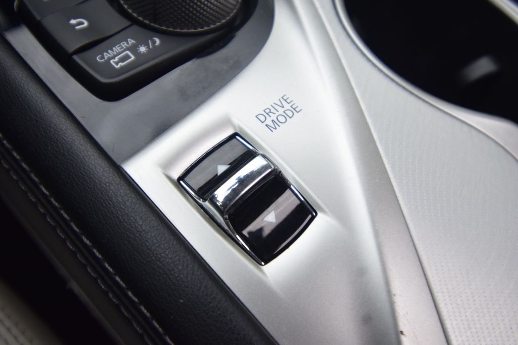 Used 2021 Majestic White INFINITI 3.0t LUXE image 27