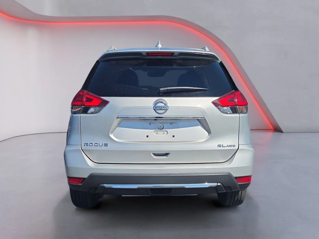 Used 2018 Silver Nissan SL image 5