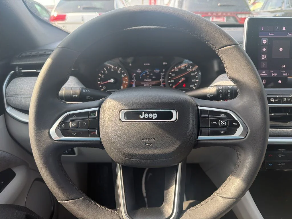 Used 2024 White/off-white Jeep Latitude image 16