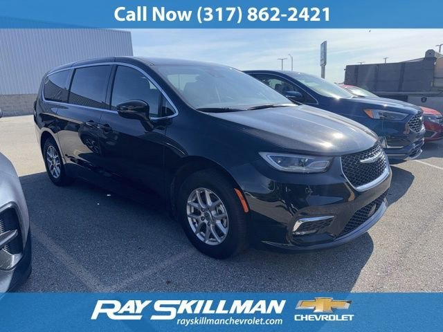 2025 Chrysler Pacifica Select's photo