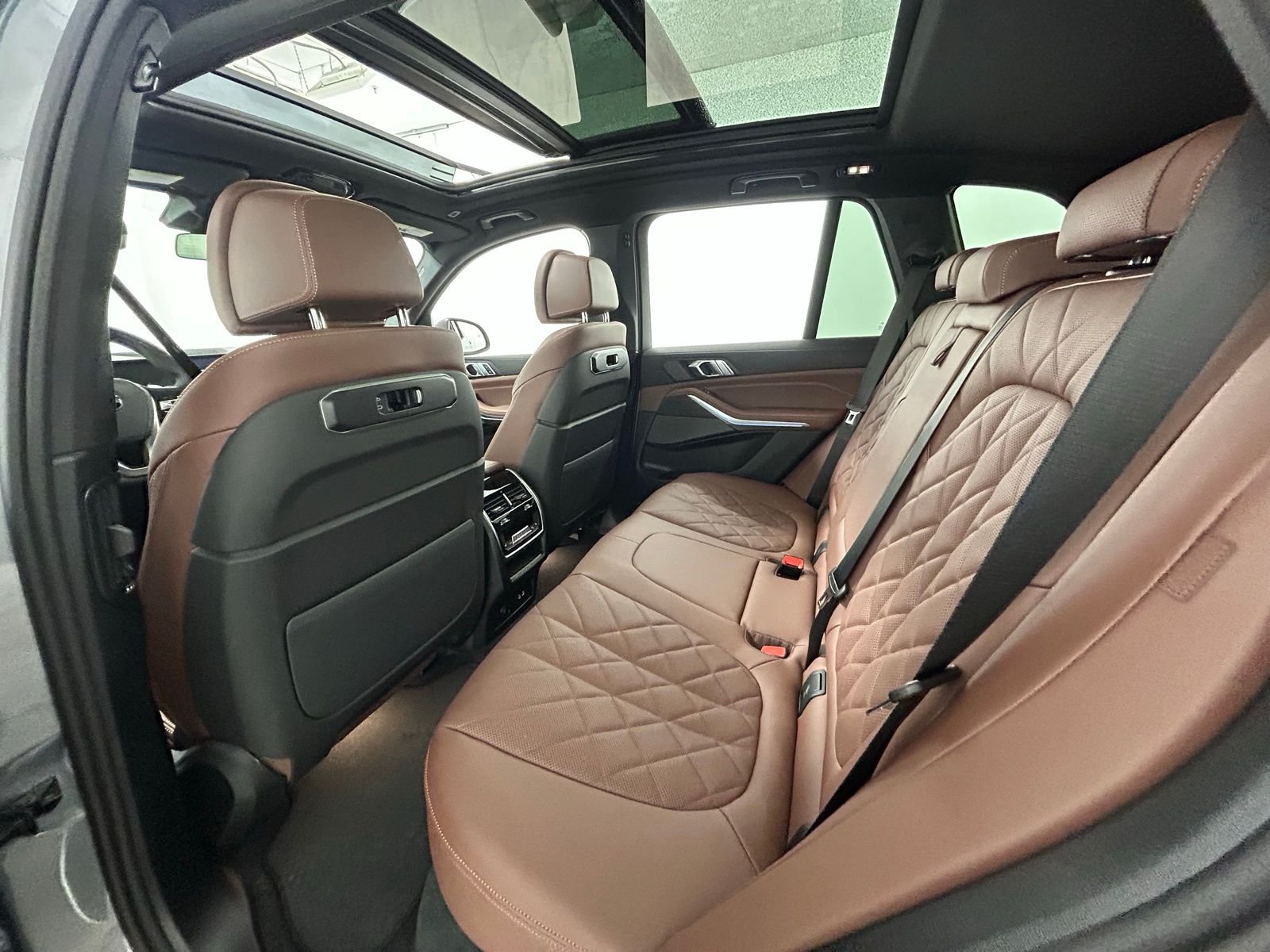 New 2026 Skyscraper Grey Metallic BMW xDrive50e image 34