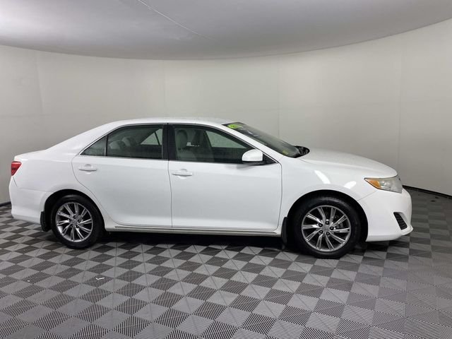 Used 2012 White Toyota LE image 10