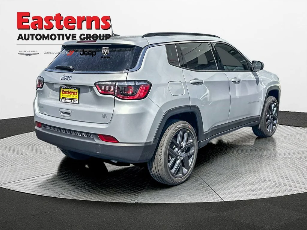 New 2026 Silver Zynith Metallic Clear-Coat Exterior Paint Jeep Latitude image 5