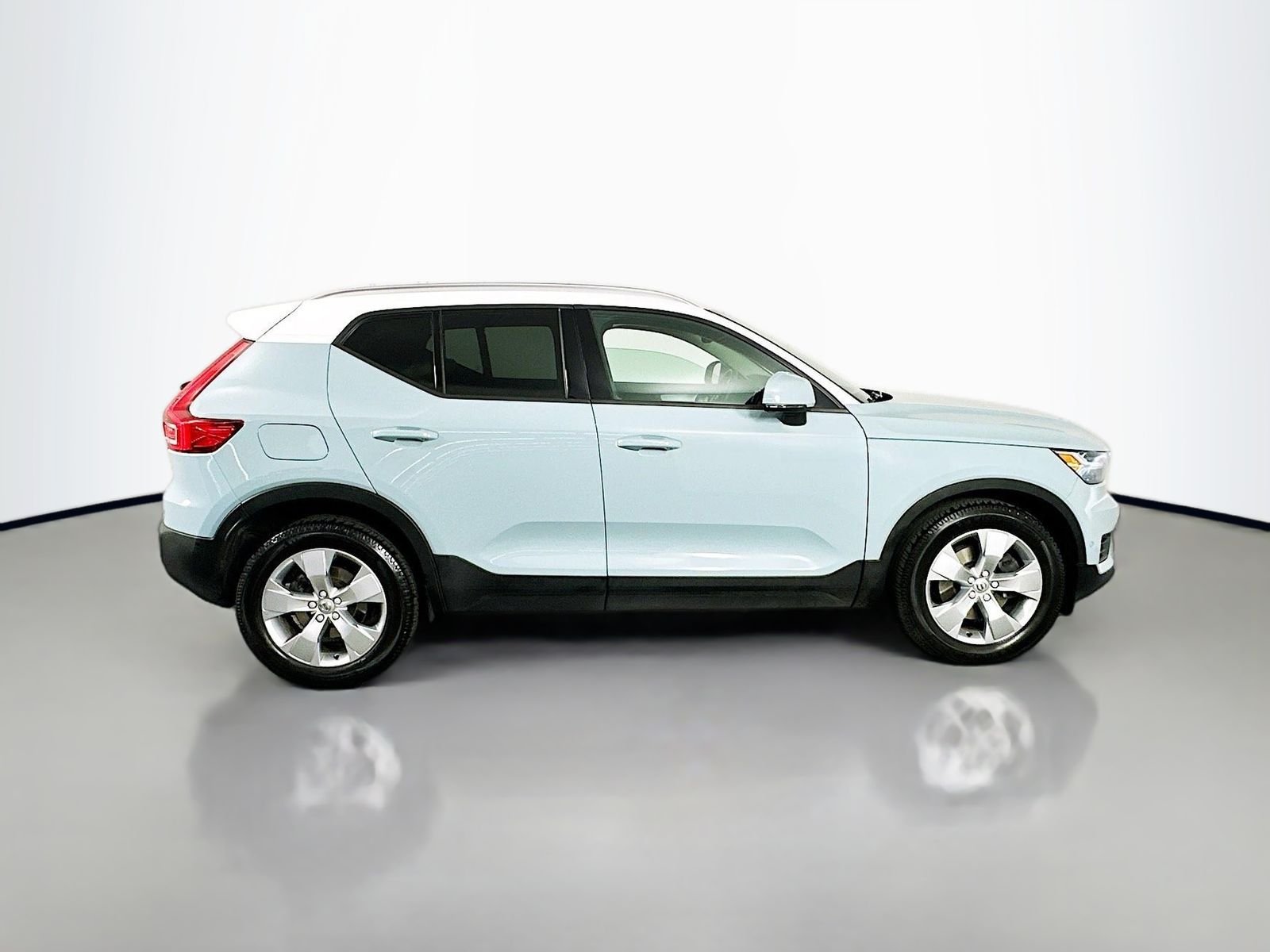 Used 2019 Amazon Blue Volvo Momentum image 7