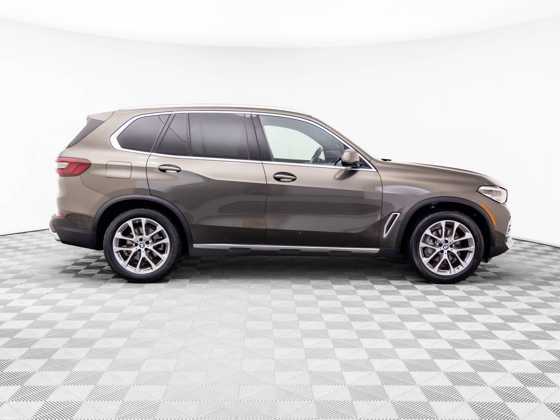 Used 2022 Green BMW xDrive40i image 6