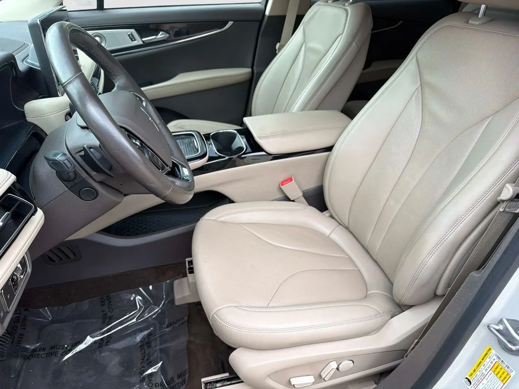 Used 2022 White Lincoln Reserve image 21
