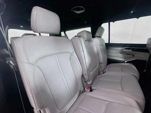 New 2026 High Gloss Black Exterior Paint Jeep Limited Altitude image 31