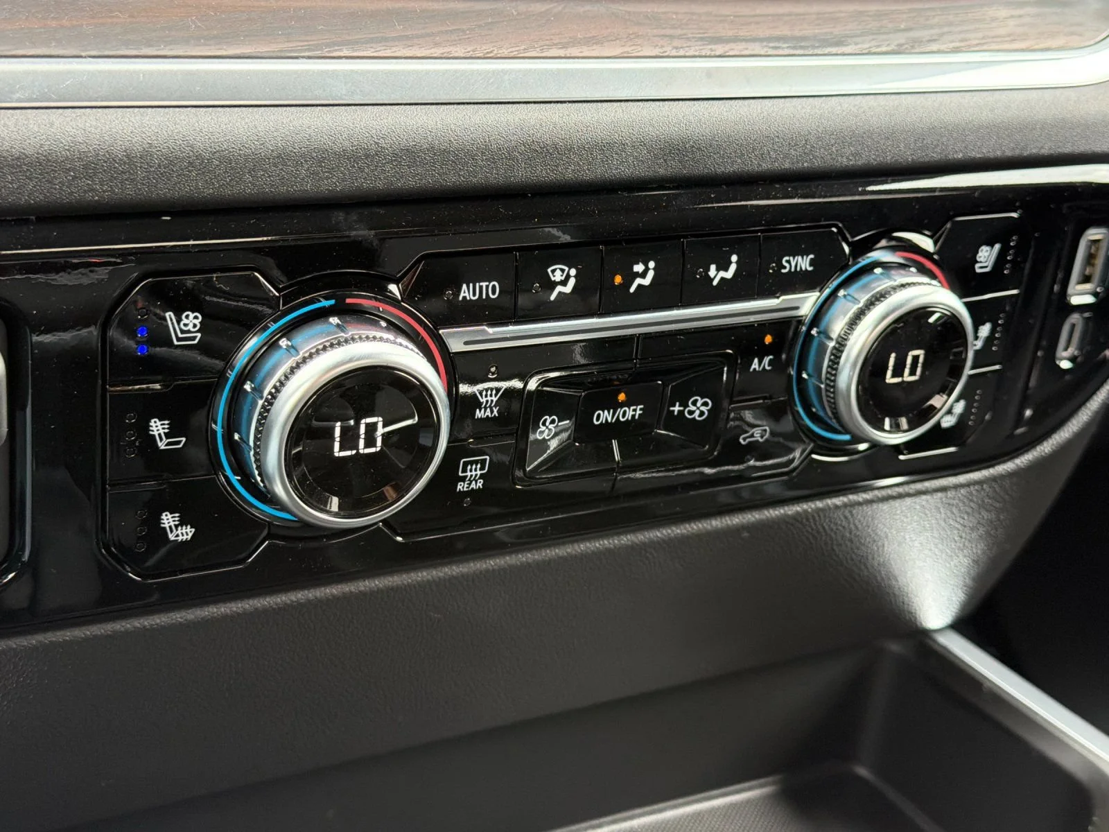 2026 GMC Sierra 1500 SLT - Photo 19