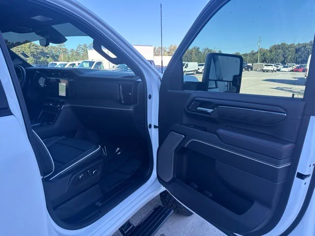 Used 2025 White GMC AT4X image 20
