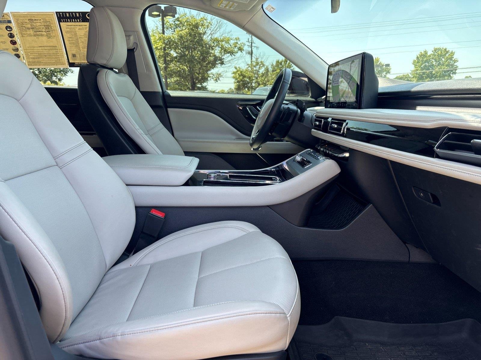 Used 2025 Pristine White Metallic Tri-Coat Lincoln Premiere image 41