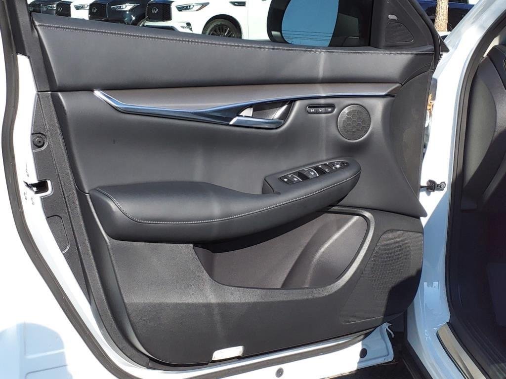 Used 2024 Radiant White INFINITI LUXE image 4