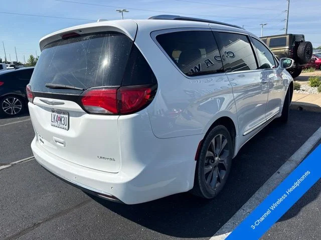 Used 2017 Bright White Clearcoat Chrysler Limited image 8