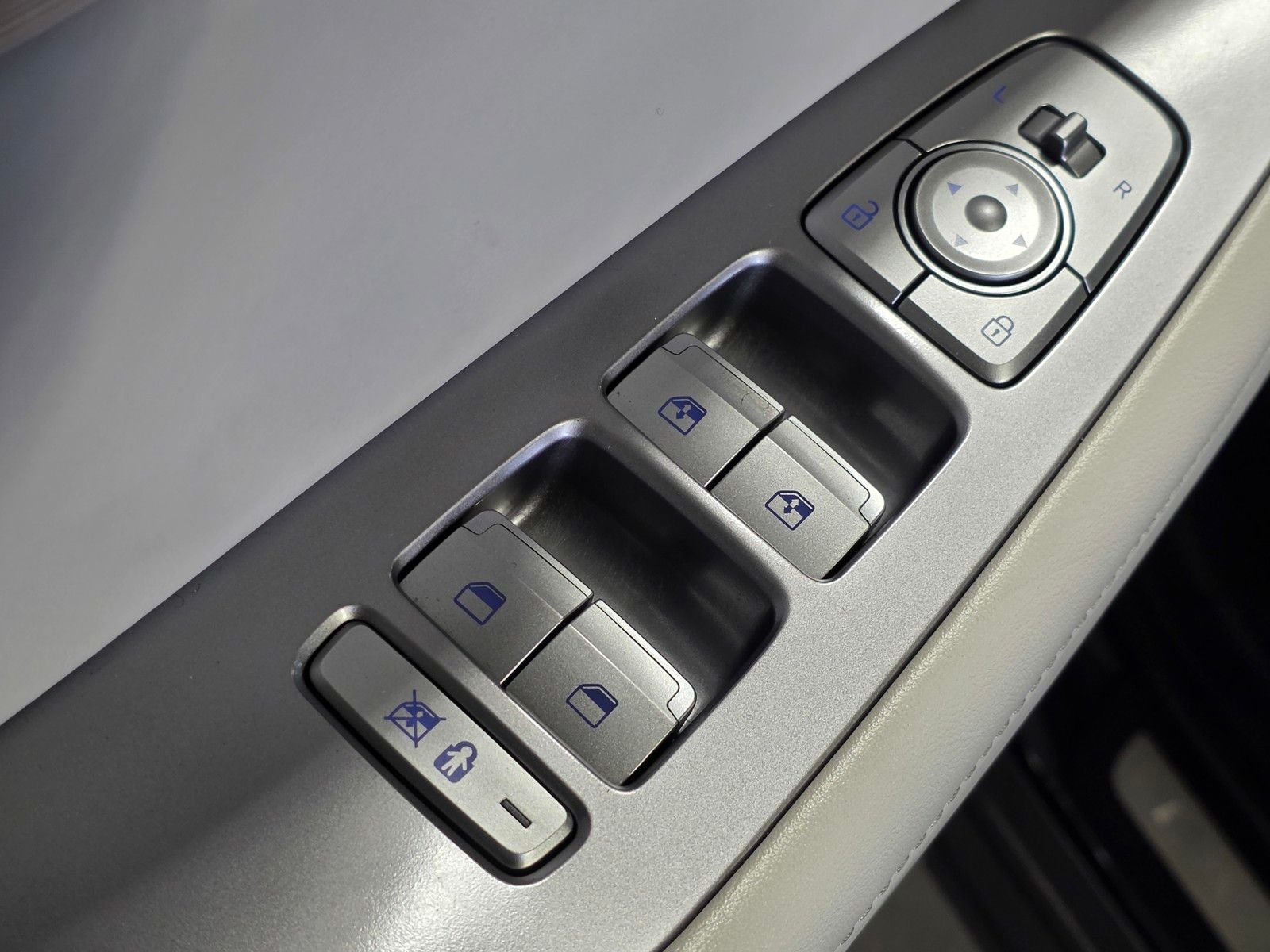 Certified Used 2023 Moonlight Cloud Hyundai Limited image 22