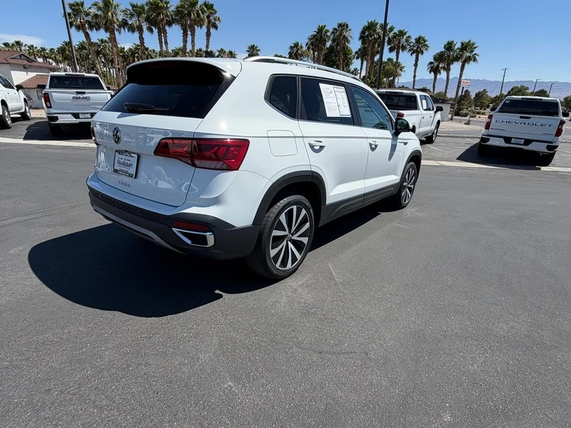 Used 2024 White Volkswagen SE image 3