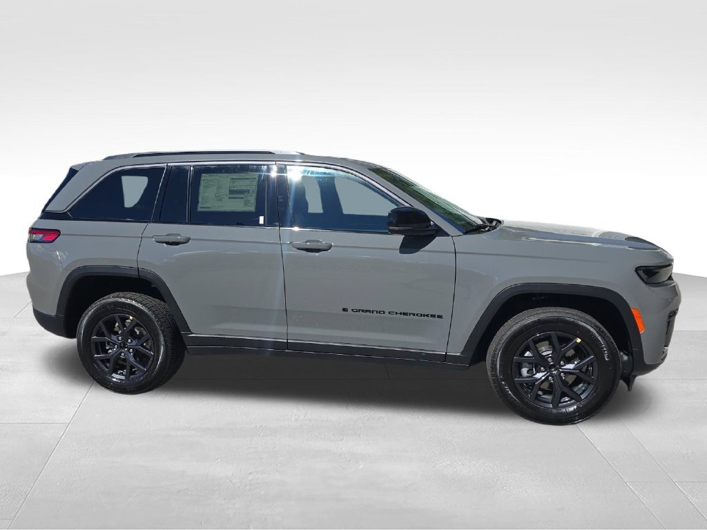 New 2027 Gray Jeep Laredo Altitude image 6